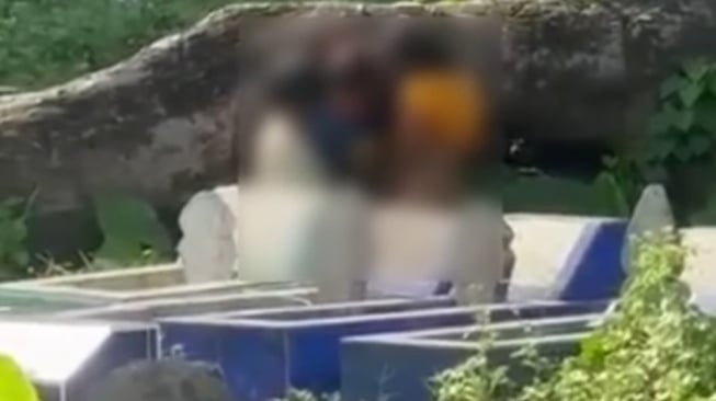 Anak Kecil Viral di Kuburan  Lakukan Adegan dewasa di Tengah Kuburan Video 30 Detik