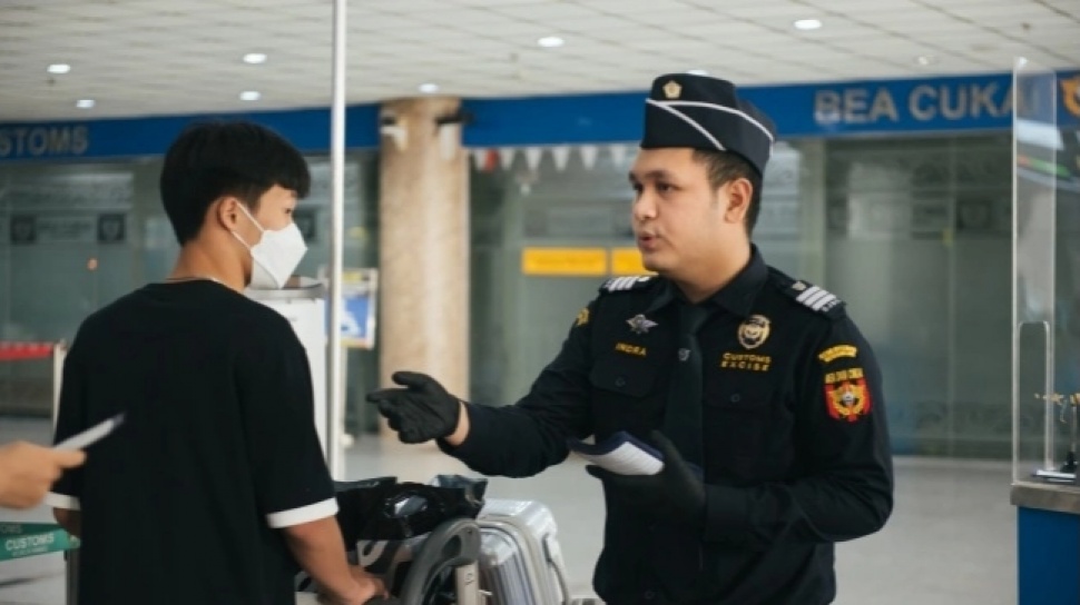 ASN Bea Cukai: Gambaran Kerja, Tugas, dan Dunia Kerja yang Bikin Banyak Orang Penasaran 6 38851 petugas bea cukai memeriksa calon penumpang