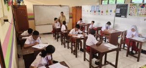Arti Pepatah “Guru Kencing Berdiri, Murid Kencing Berlari” 1 foto 3 tengah